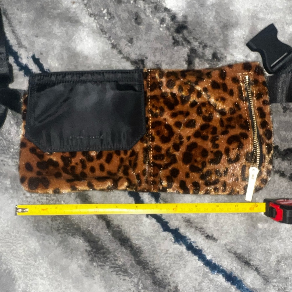 Never worn, fun Fanny pack.